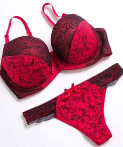 Underwire bra and matching thong set with lace
